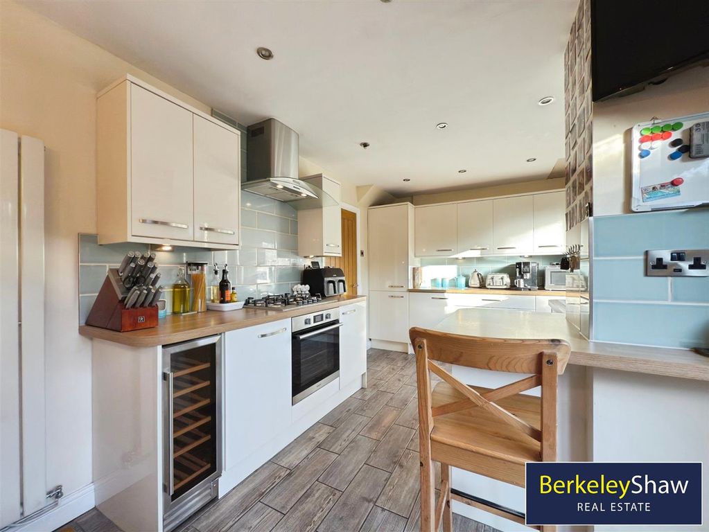 Property photo 3 of 21 Kitchen/Dining Room