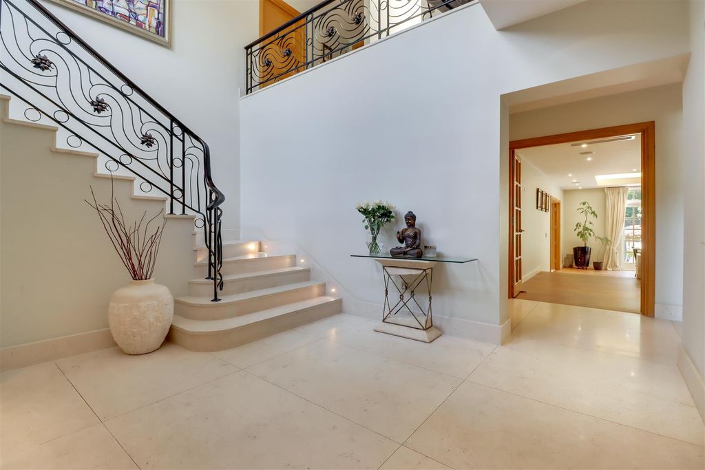 Property photo 3 of 23 Foyer.Jpg