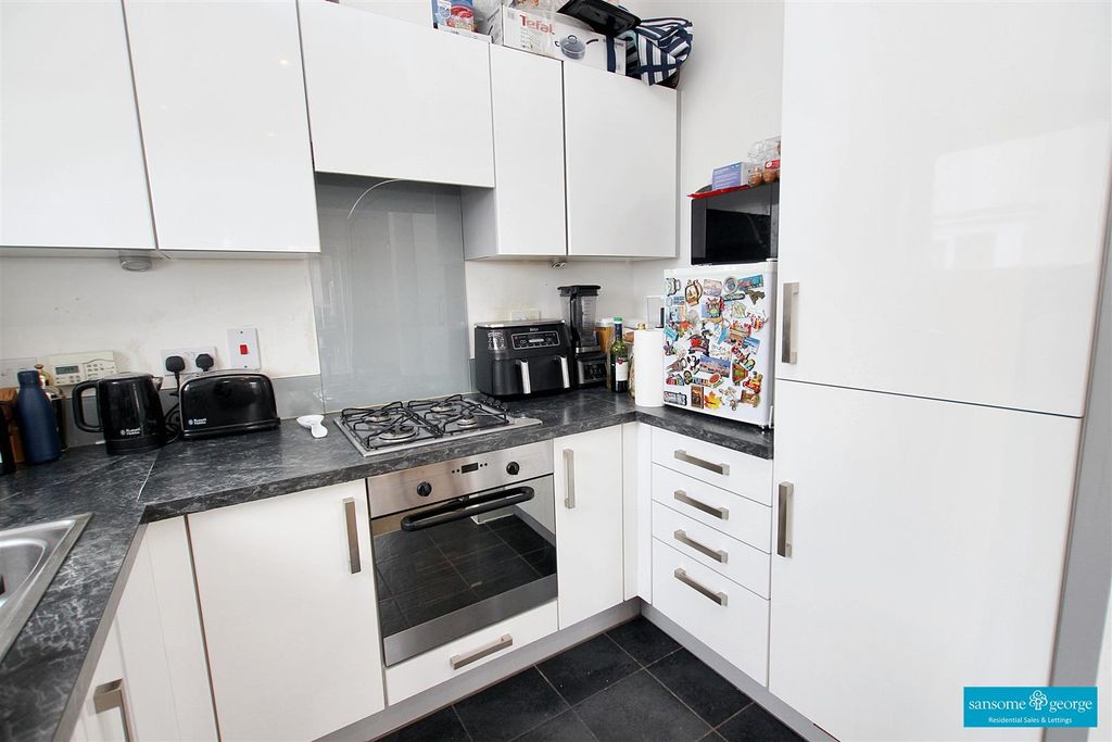 Property photo 3 of 12 Kitchen