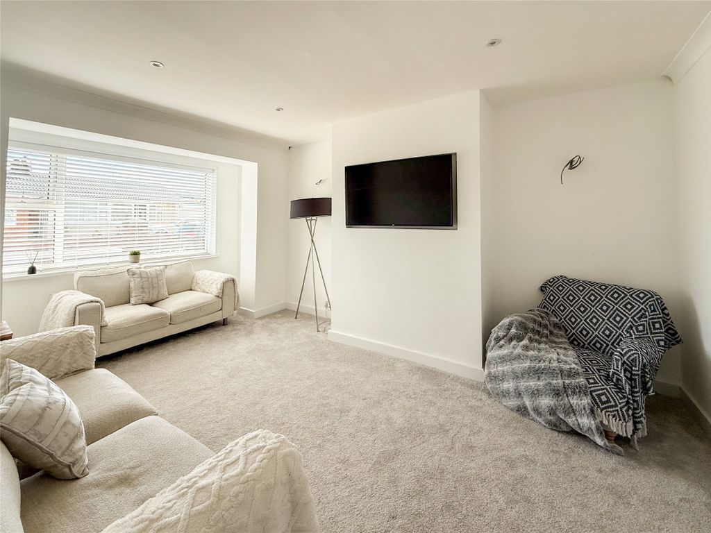 Property photo 3 of 12 Lounge