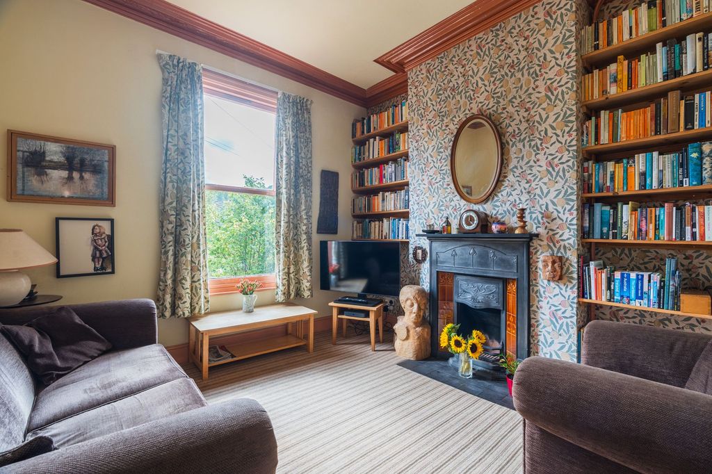 Property photo 2 of 33