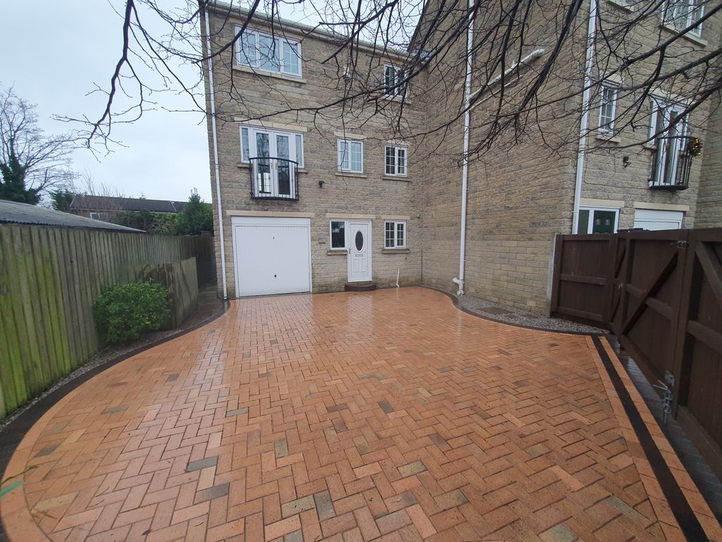 Property photo 2 of 17 Driveway