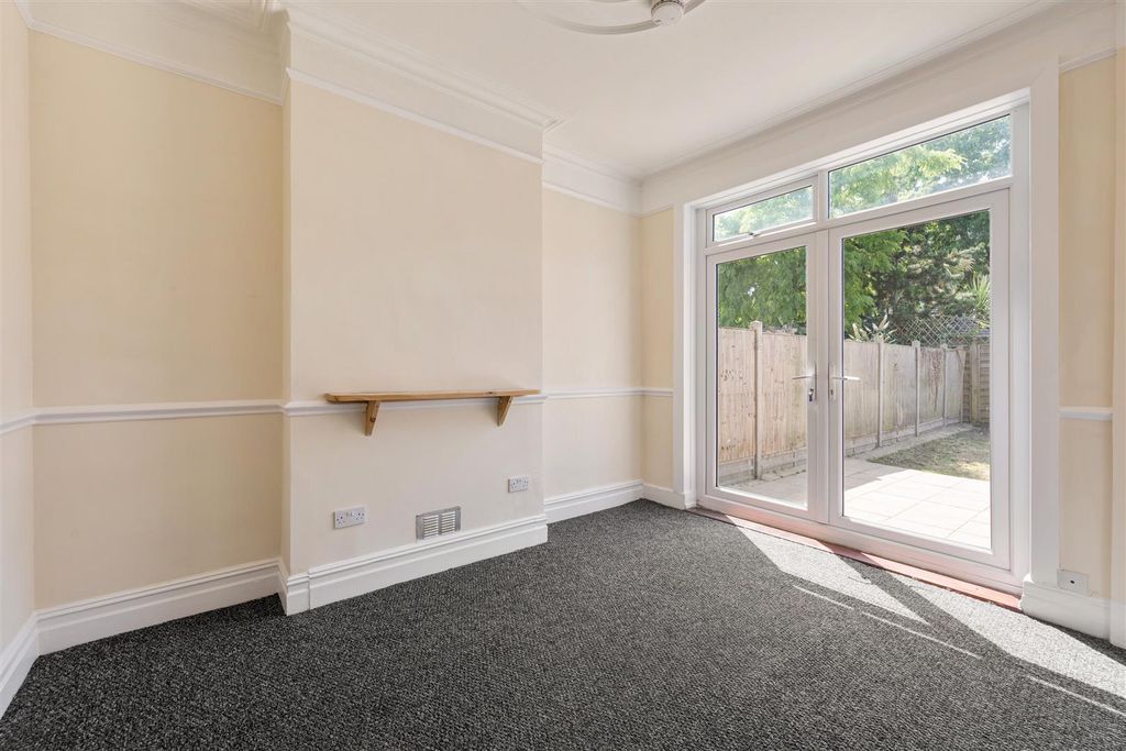 Property photo 3 of 27 Hale End Road, E4