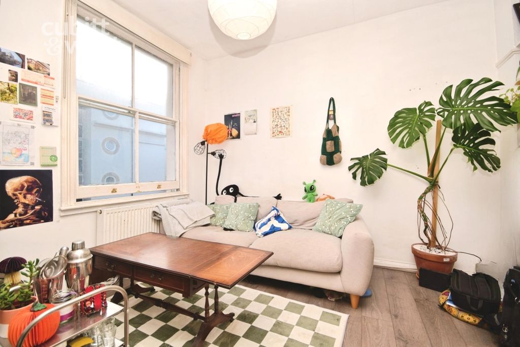 Property photo 3 of 9 Lounge Area