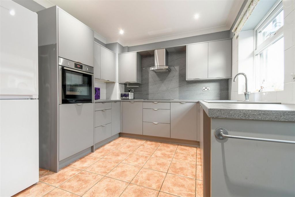 Property photo 3 of 19 Kitchen