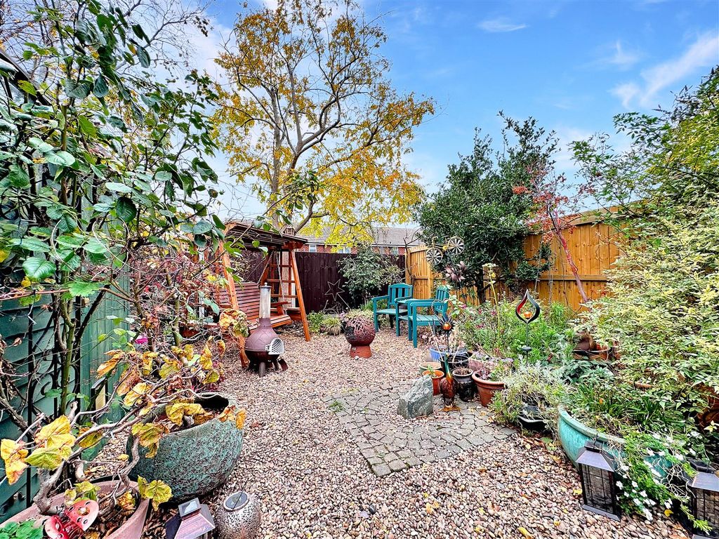 Property photo 3 of 16 Garden 611