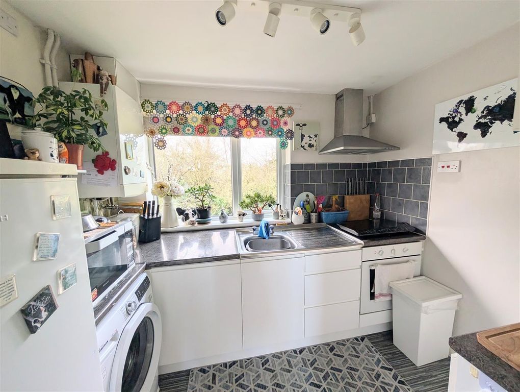 Property photo 3 of 9 Kitchen