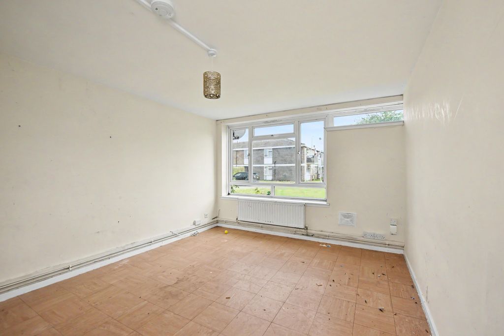 Property photo 2 of 11 178 Little Lullaway, Laindon, Basildon, Essex, Ss15 5Jd