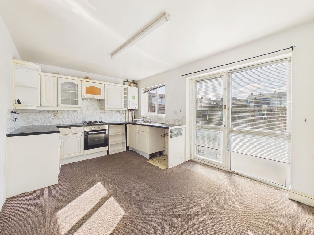 Property photo 3 of 12 Kitchen