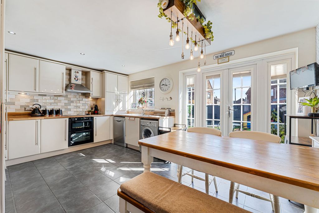 Property photo 2 of 28