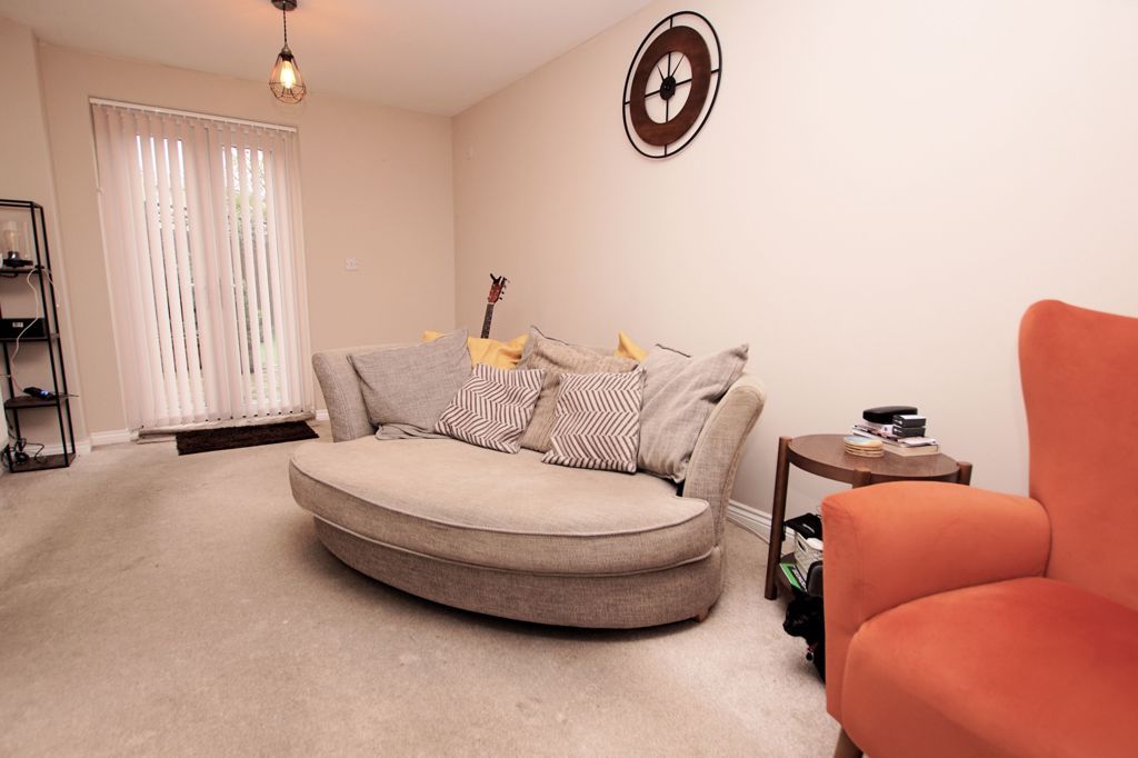 Property photo 3 of 13 Lounge