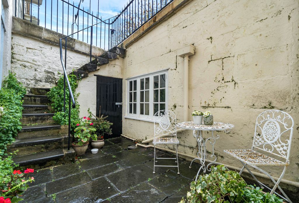 Property photo 3 of 16 Communal Entrace
