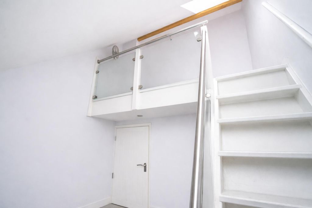 Property photo 3 of 9 Bedroom