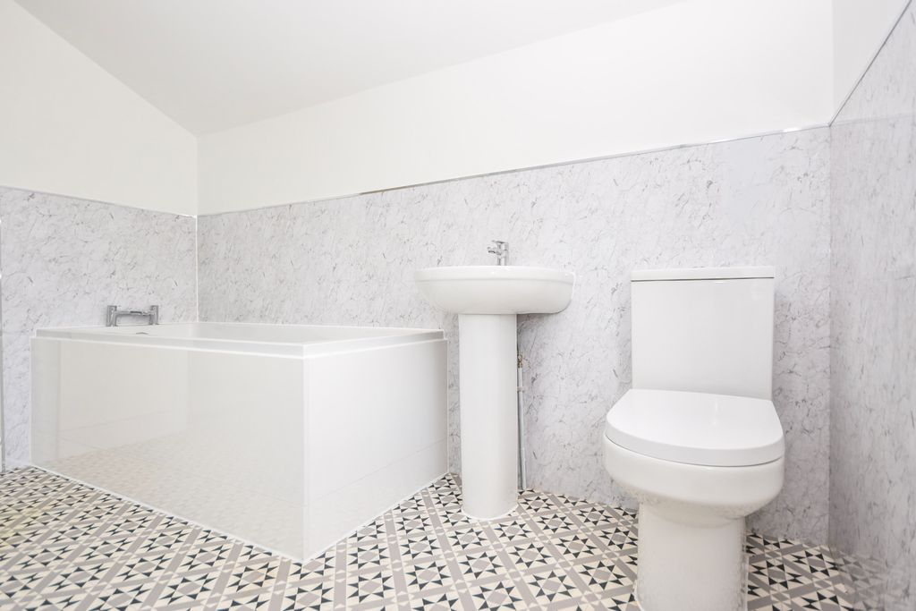 Property photo 2 of 10 Bathroom