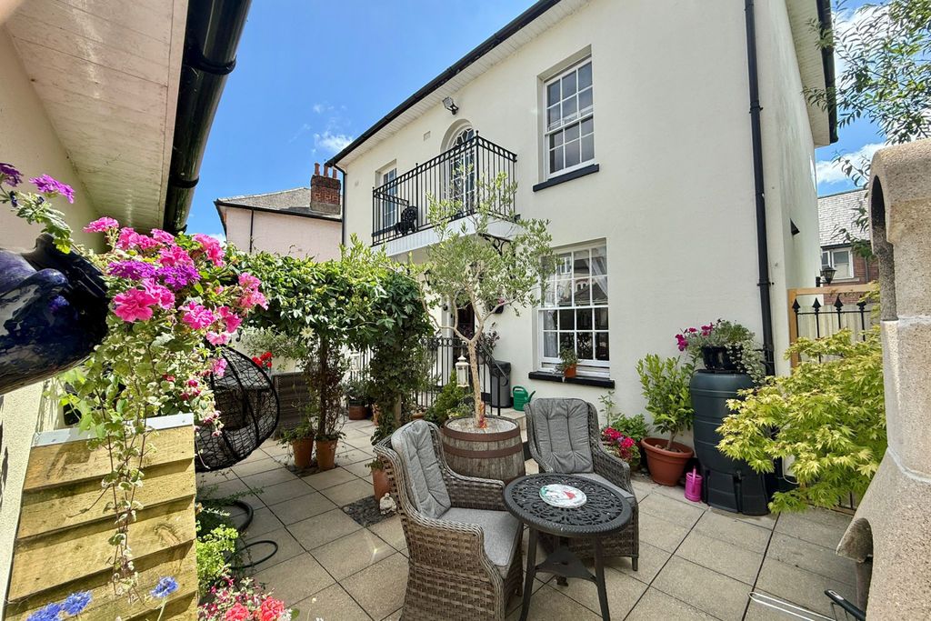 Property photo 1 of 26 4 Bedroom Grade II Listed House