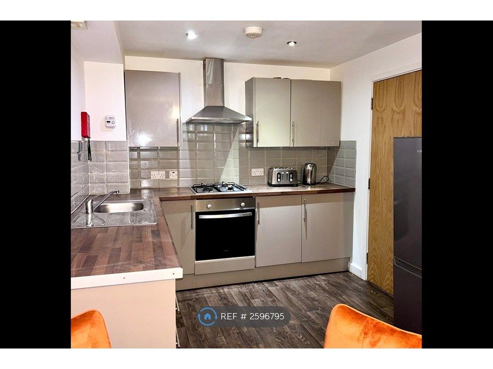 Property photo 3 of 21 Flat 6