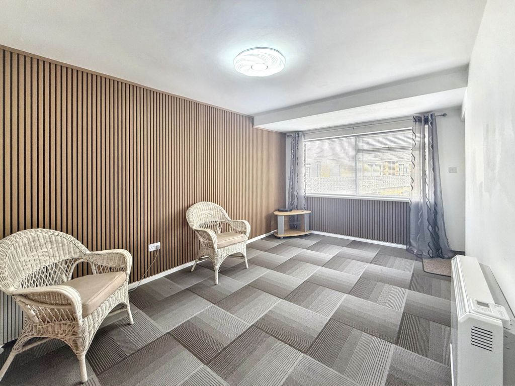 Property photo 3 of 8 Lounge