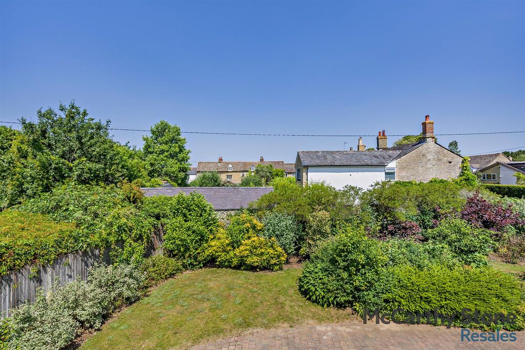 Property photo 1 of 9 Communal Gardens