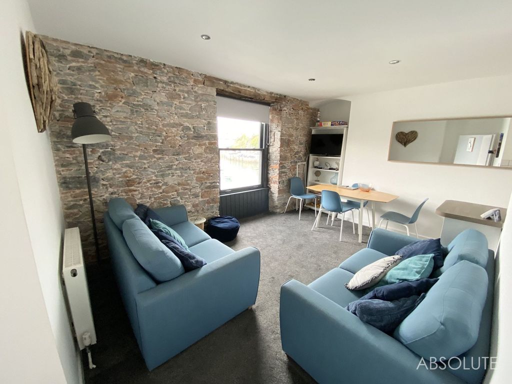 Property photo 2 of 11 Lounge