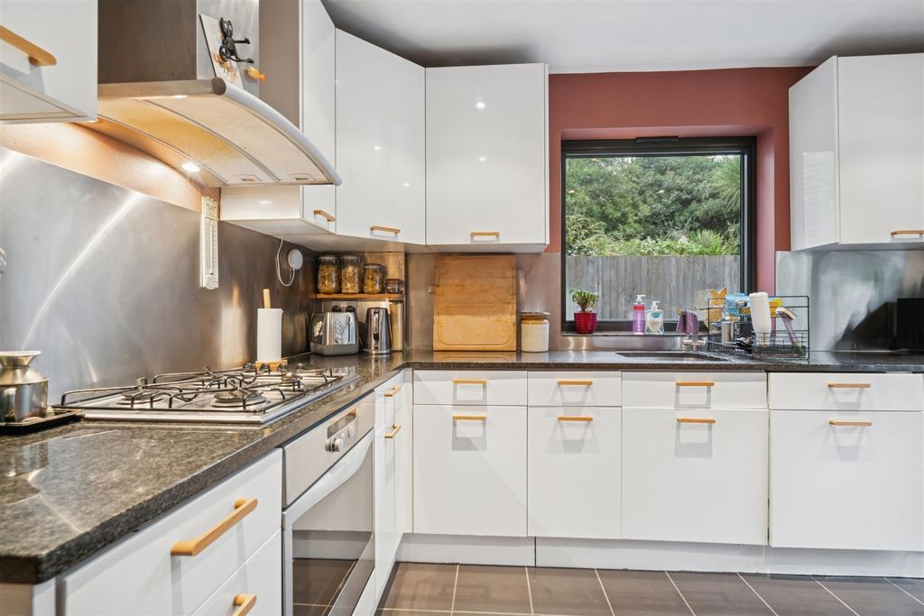 Property photo 3 of 11 20A Holmewood Road Sw2 3Rr Kitchen 3.Jpg