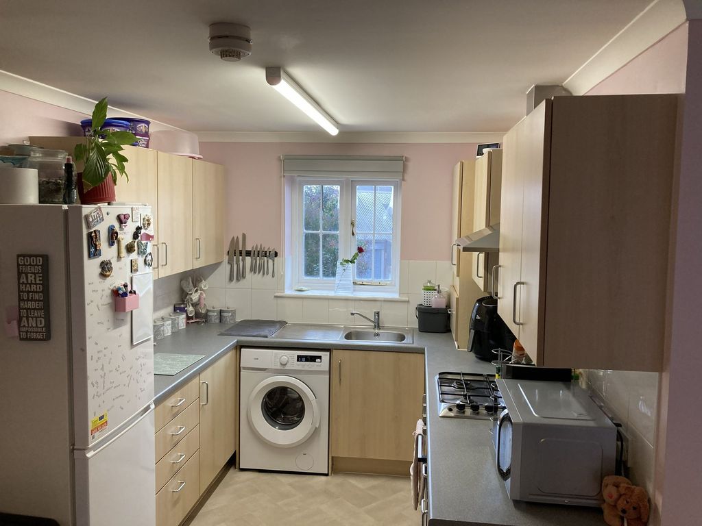 Property photo 3 of 8 Crown Road, Sittingbourne - Kitchen