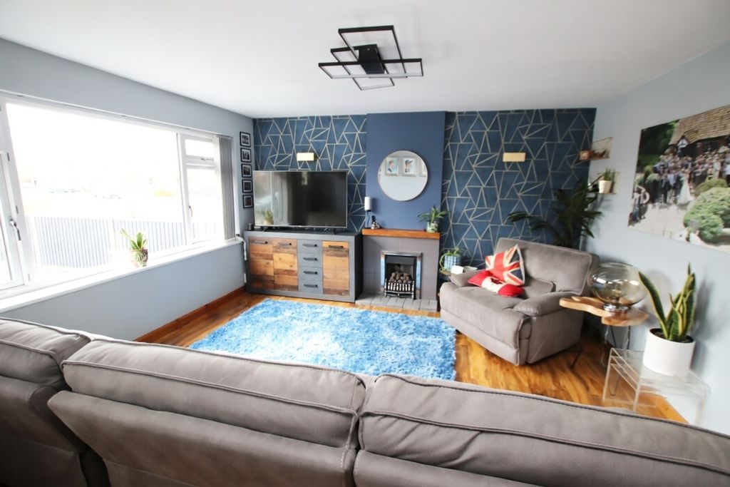 Property photo 2 of 21 Lounge Photo 1