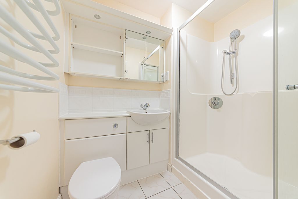 Property photo 3 of 10 Ensuite Shower Room