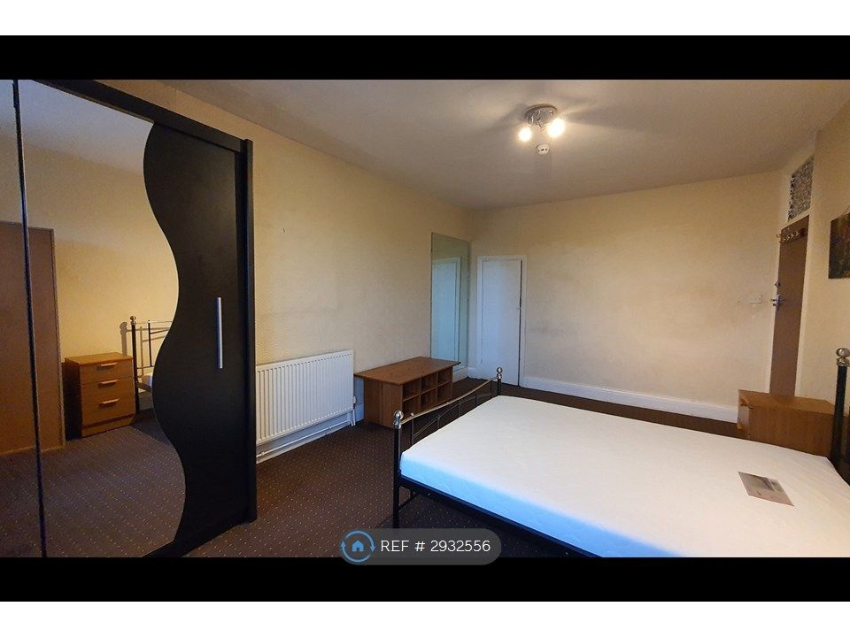 Property photo 3 of 11 Room 4