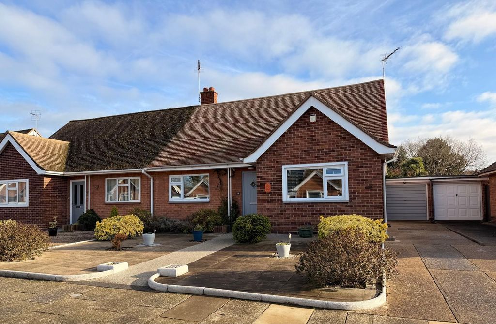 Property photo 1 of 17 Front Garden