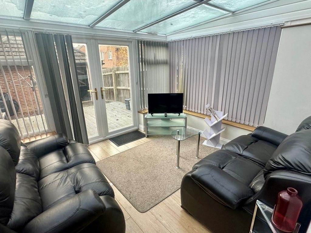 Property photo 3 of 6 Conservatory