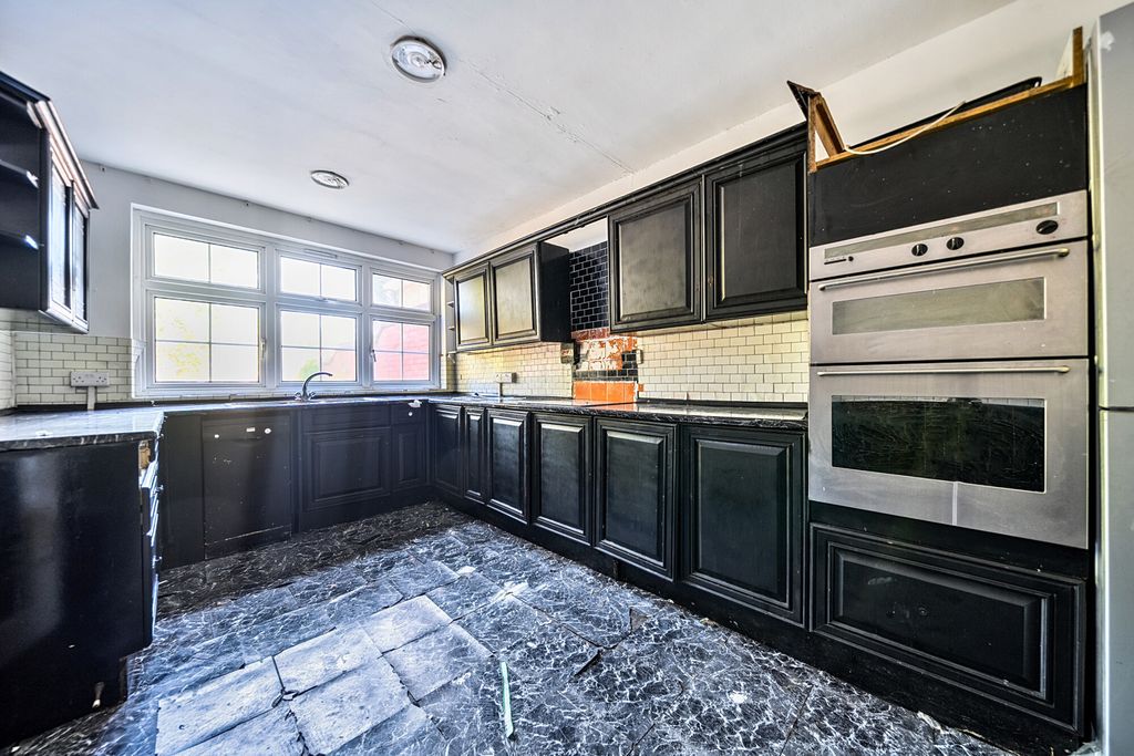 Property photo 3 of 16 Kitchen