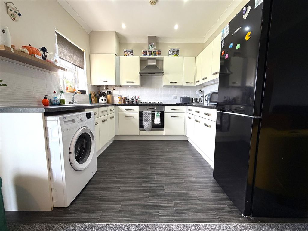 Property photo 3 of 12 Kitchen