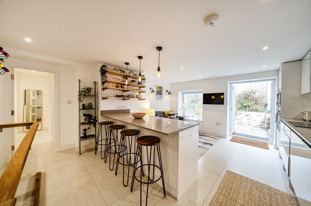 Property photo 1 of 17 Kitchen / Reception