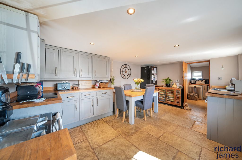 Property photo 3 of 19 9Ceadc37-197A-42B...