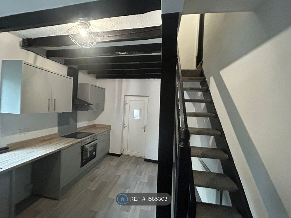 Property photo 3 of 18 Kitchen