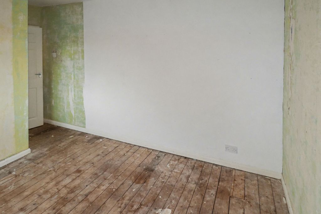 Property photo 3 of 16 20 Yewdale Drive, Middleton, Manchester, M24 4Fs