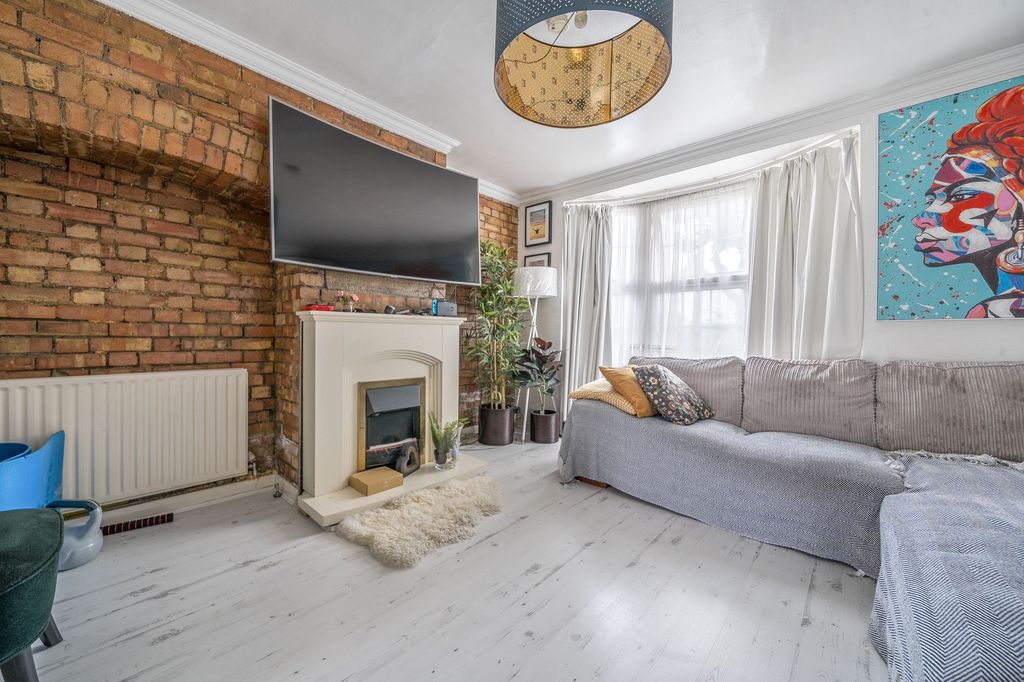 Property photo 2 of 16 Lounge