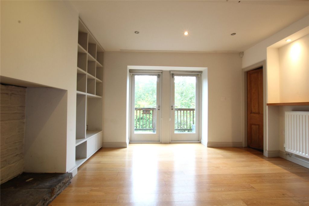 Property photo 3 of 26 Lounge