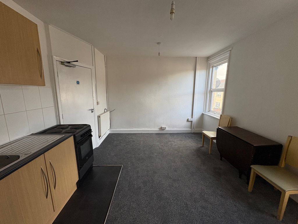 Property photo 2 of 6 Kitchenette/Lounge/Diner