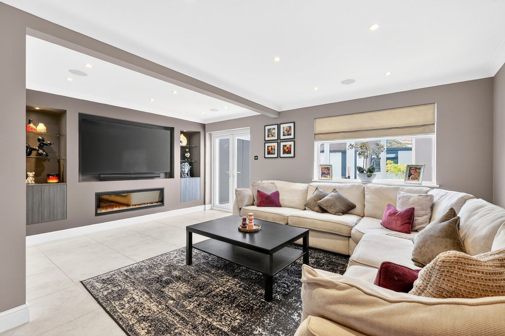 Property photo 2 of 32