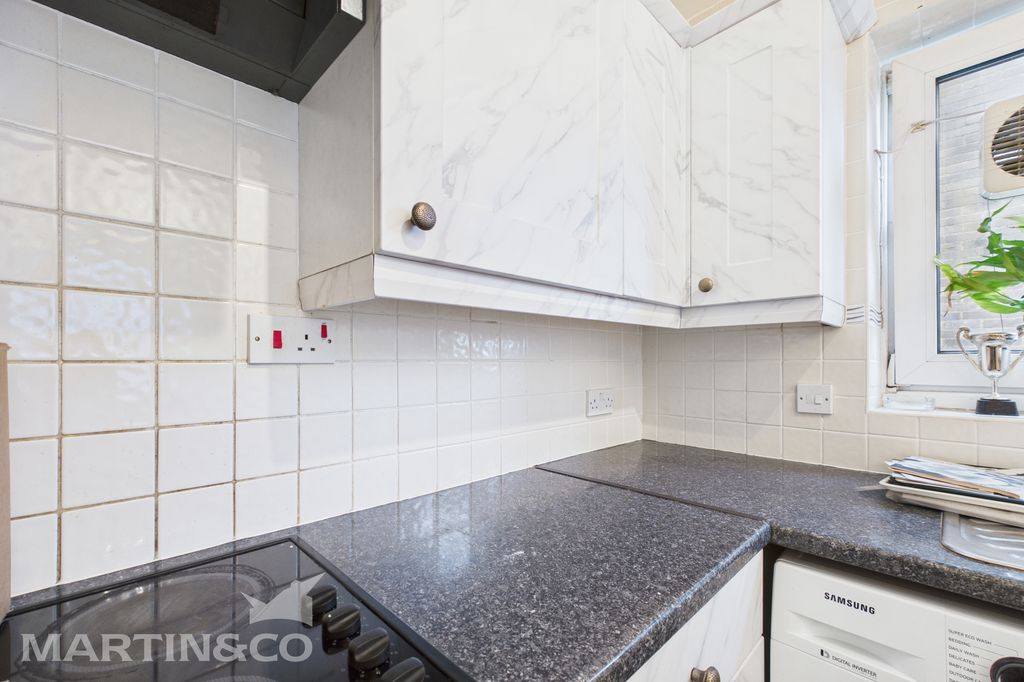 Property photo 3 of 12 Cam01953G0-Pr0132-Still008