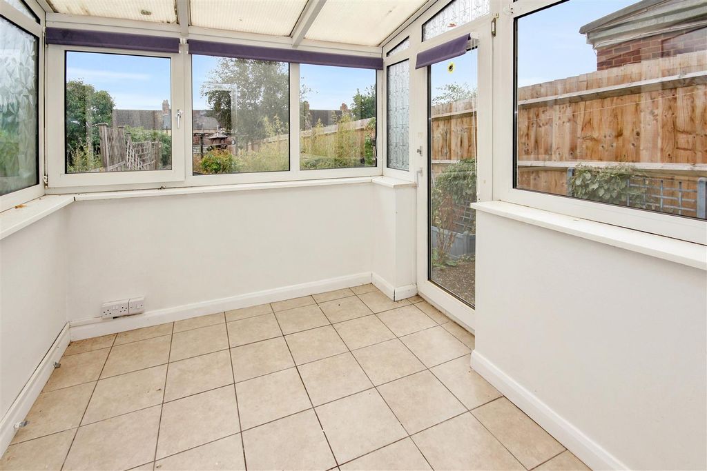 Property photo 3 of 15 Conservatory.Jpg