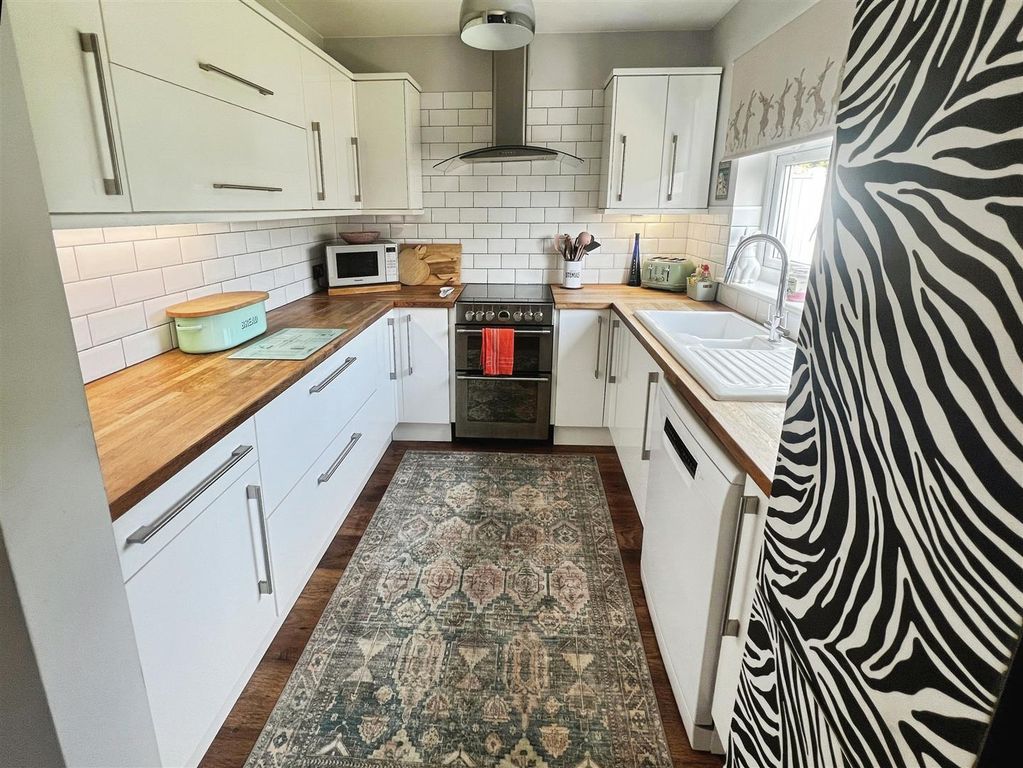 Property photo 3 of 18 Kitchen.