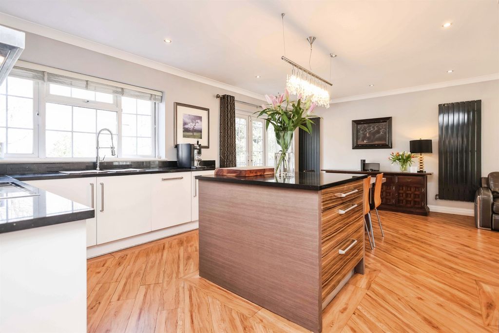 Property photo 2 of 27