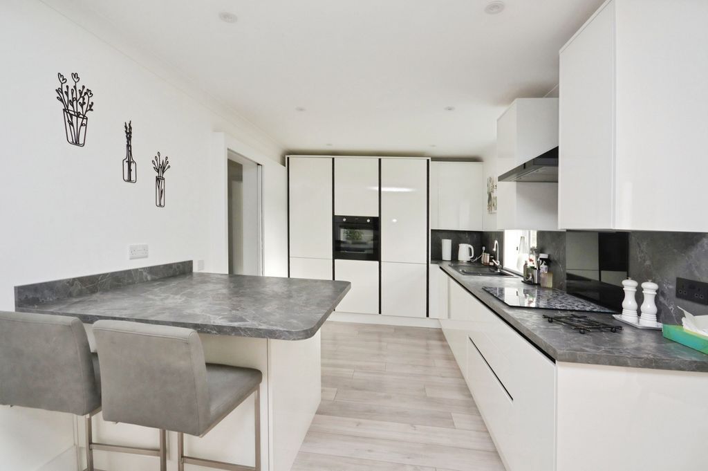 Property photo 3 of 14 Kitchen
