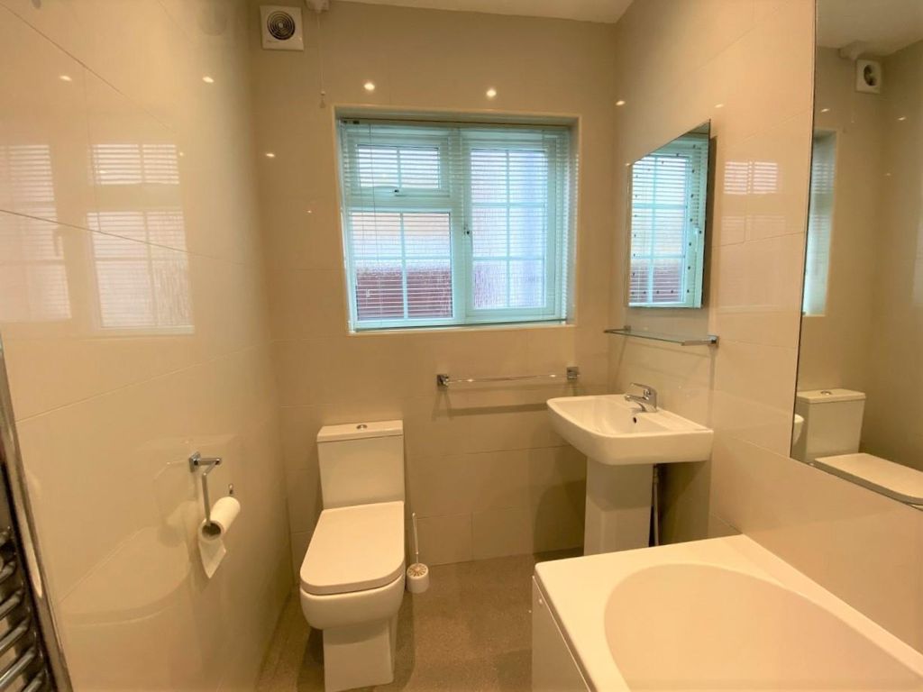Property photo 1 of 9 Bathroom Thumbnail_Img_5924.Jpg