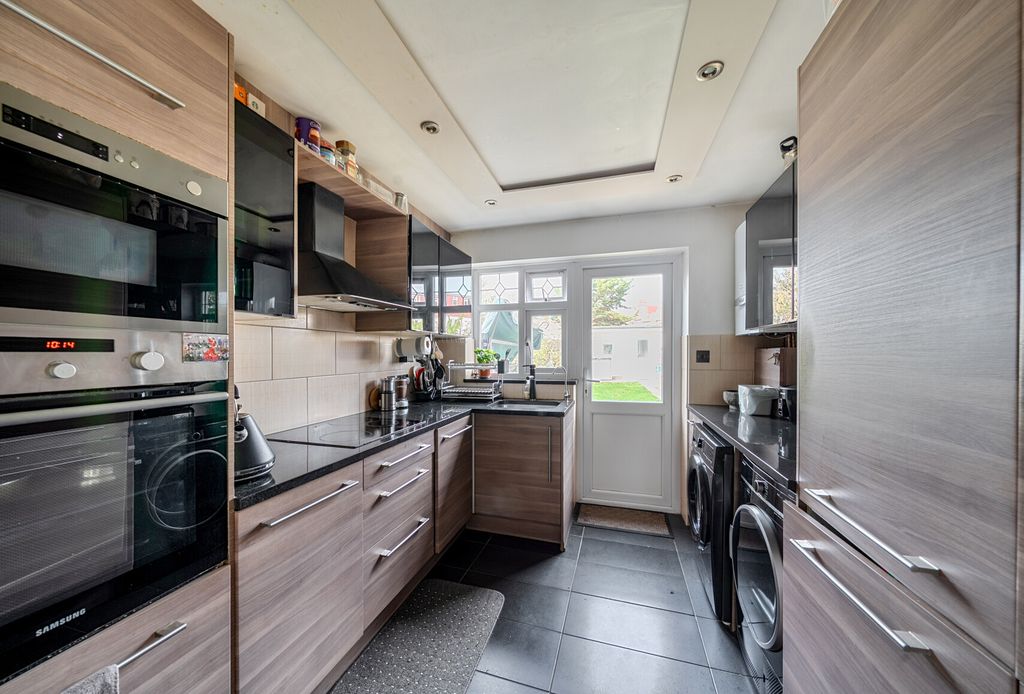 Property photo 2 of 13 1376244-13-690B2B...