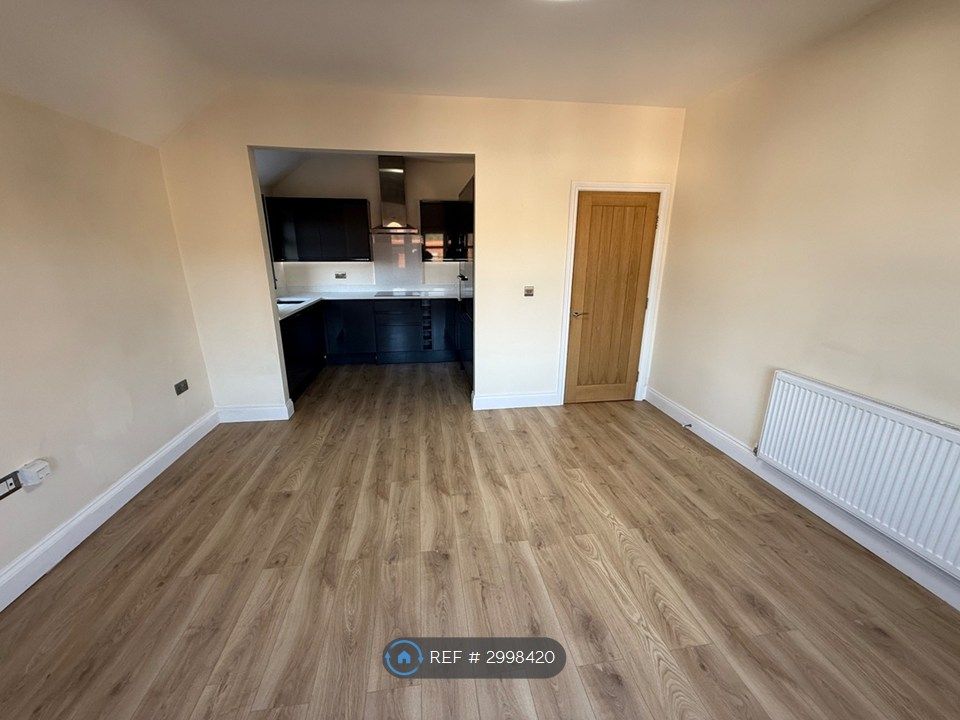 Property photo 1 of 11 Living Room/Kitchen