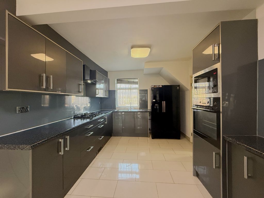 Property photo 3 of 20 Kitchen / Breakfast Room