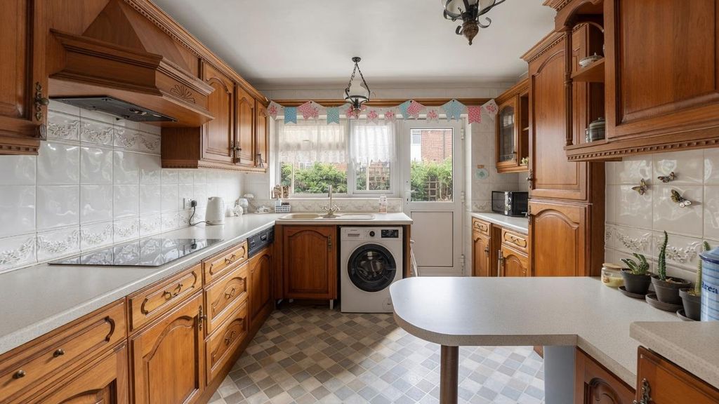 Property photo 3 of 18 Kitchen